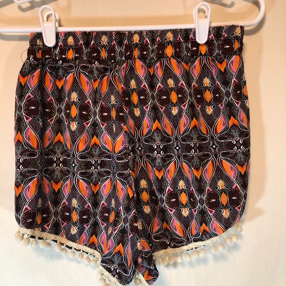 New Fashion NWT Geo print Tassel trim girls shorts M - Picture 2 of 4